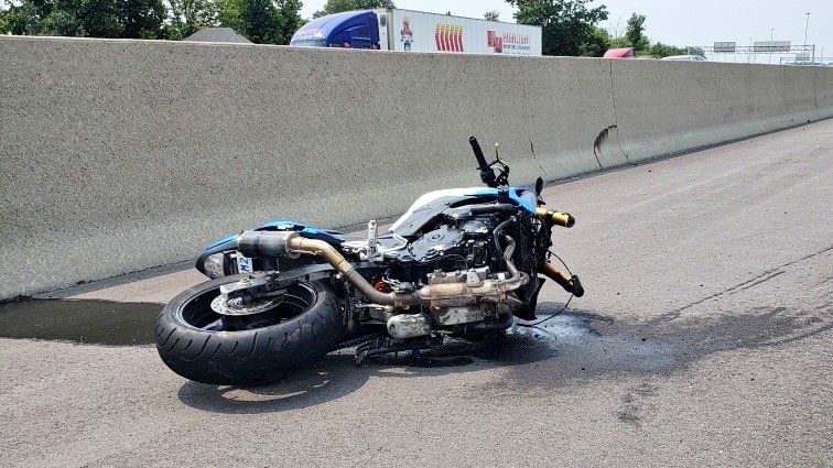 Motorcyclist in critical condition following crash on Highway 401 in Scarborough