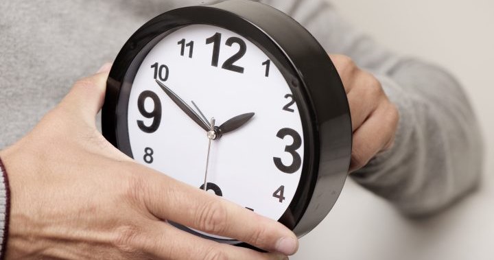 Canadians get ready to set clocks forward amid U.S. push to end daylight saving time – National