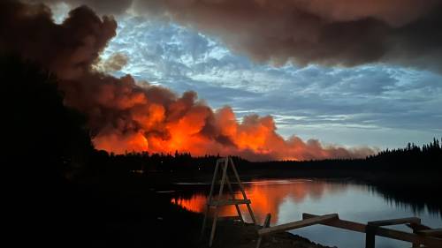 Wildfire situation growing desperate in Fox Creek, Alta.