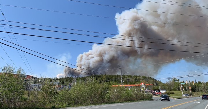 Homes ‘engulfed in flames’ from N.S. wildfire, thousands evacuated in Halifax suburbs