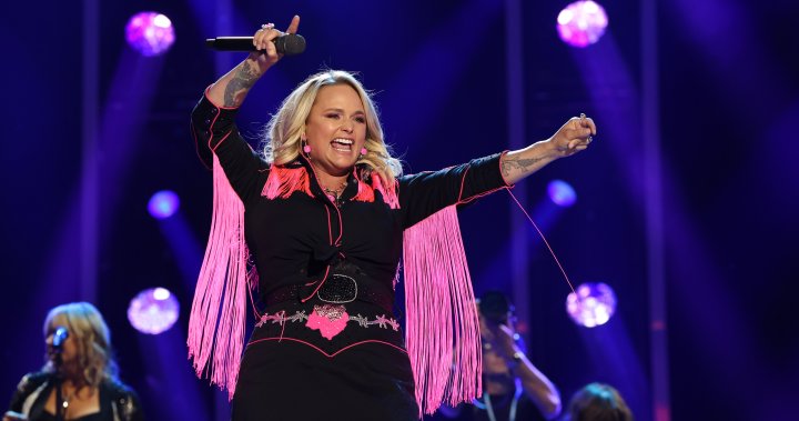 Miranda Lambert called out for scolding selfie-taking fans during show – National
