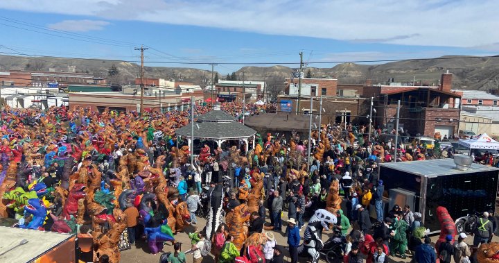 Drumheller hoping to break record for ‘largest gathering of people dressed as dinosaurs’