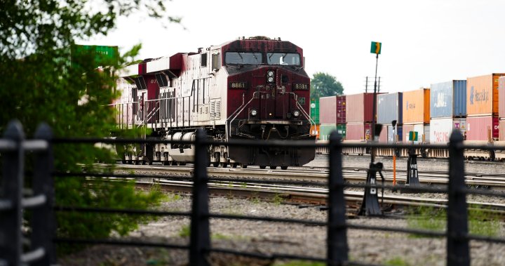 Rail shutdown: Ottawa imposing binding arbitration on parties