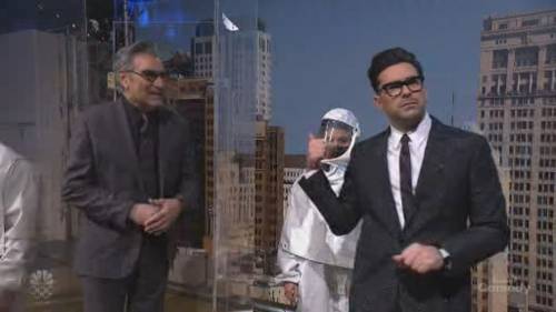 Dan Levy talks good and bad moments of 2020, gives backstage SNL tour alongside father Eugene Levy